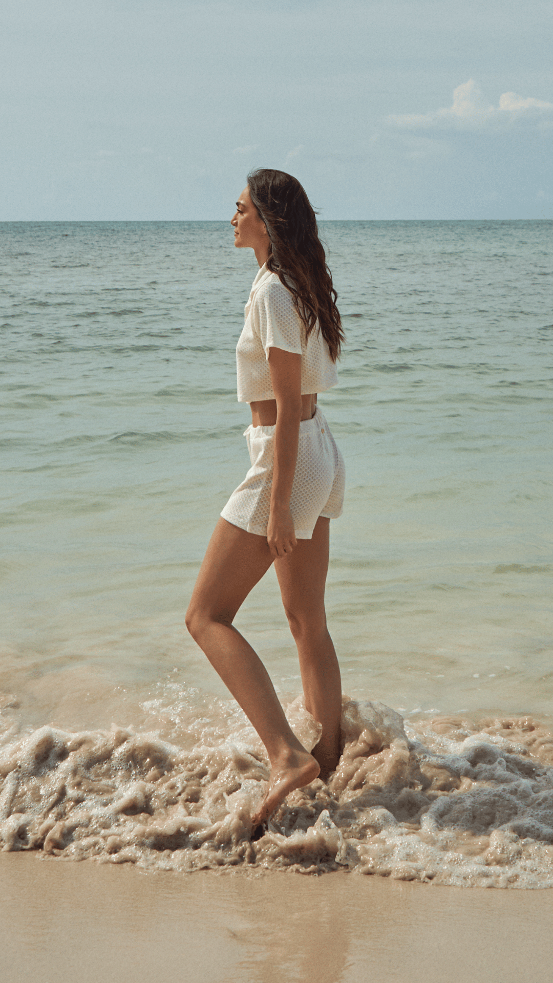 camisa blanca Aurora es la prenda perfecta para cualquier salida de playa o como ropa exterior.